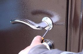 Замена дверной ручки металлической двери в Братске