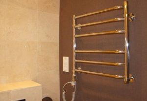 Установка электрического полотенцесушителя в ванной в Братске