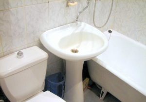 Установка раковины тюльпан в ванной в Братске